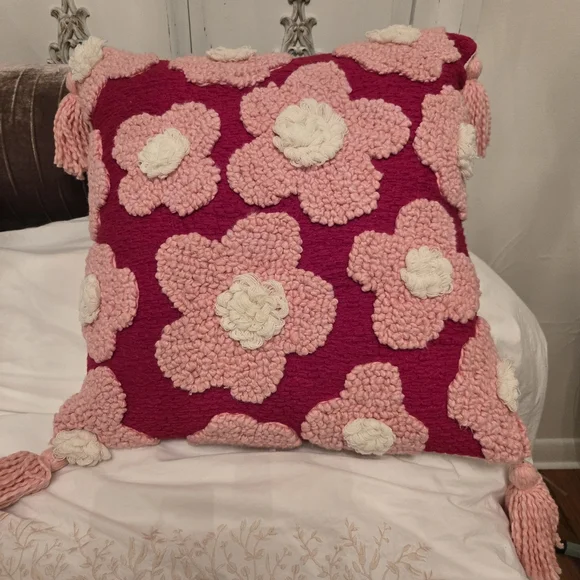 Yaya & Co X Dani Klaric Blossom Pillow Valentines Day - Picture 1 of 6